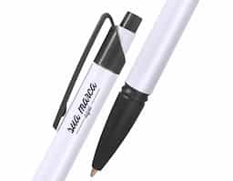 Caneta plástica com acionamento de clic.