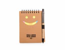 Bloco de anotações ecológico com caneta de papelão. Possui detalhe "smile" na capa frontal(verso liso), caneta ecológica com acabamentos em plástico acionada por clique, primeira folha(branca) com cinco blocos autoadesivos coloridos com aproximadamente 20 folhas cada, bloco amarelo com aproximadamente 20 folhas e 70 folhas brancas pautadas.