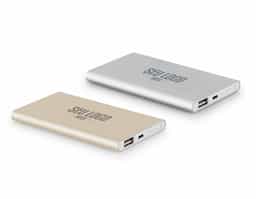 Bateria portátil slim em alumínio 100% reciclado. Bateria de lítio com capacidade de 4.000 mAh, tempo de vida = 500 ciclos e com saída USB-A. Incluso cabo USB para carregar a bateria. Fornecida em caixa presente de papel kraft reciclado. 