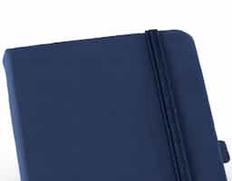 Caderno com capa dura em couro sintético, porta esferográfica e 160 folhas não pautadas.