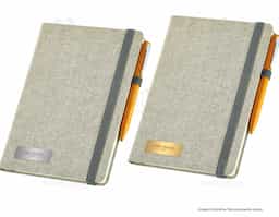 Caderno capa dura com porta esferográfica e folhas não pautadas cor marfim. Fornecido em embalagem de non-woven. Esferográfica não inclusa.