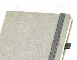 Caderno capa dura com porta esferográfica e folhas não pautadas cor marfim. Fornecido em embalagem de non-woven. Esferográfica não inclusa.