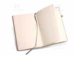 Caderno capa dura com porta esferográfica e folhas não pautadas cor marfim. Fornecido em embalagem de non-woven. Esferográfica não inclusa.