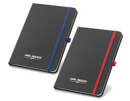 Caderno A6 com capa dura em couro sintético, ideal para anotações do dia a dia. Possui 160 páginas pautadas, fita separadora para fácil organização, elástico para fechamento seguro e suporte lateral para esferográfica (não inclusa). Compacto e elegante, mede 90 x 140 mm, sendo uma excelente opção de brinde corporativo funcional e sofisticado. (CANETA NÃO INCLUSA).
