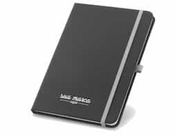 Caderno A6 com capa dura em couro sintético, ideal para anotações do dia a dia. Possui 160 páginas pautadas, fita separadora para fácil organização, elástico para fechamento seguro e suporte lateral para esferográfica (não inclusa). Compacto e elegante, mede 90 x 140 mm, sendo uma excelente opção de brinde corporativo funcional e sofisticado. (CANETA NÃO INCLUSA).
