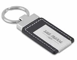 Chaveiro de couro sintético e metal. Incluso caixa.