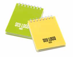Caderno com folhas pautadas na cor creme.