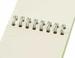 Caderno com folhas pautadas na cor creme.