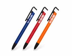 Caneta de metal com corpo colorido e detalhes em preto, possui clip com limpador de teclado e parte superior vazada para ser utilizada como suporte para celular. Parte inferior com borracha touch e acionamento por clique.
