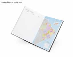 Agenda diária 23026 de couro sintético. Contém fita de cetim marca página, dados pessoais, calendário de 2024 à 2026, mapa do Brasil, mapa-múndi, índice telefônico e planejamento.