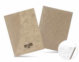 Agenda diária 2026 em couro sintético com detalhes texturizados e marca-páginas em fita de cetim. Contém páginas dedicadas a dados pessoais, agenda com miolo permanente.. 