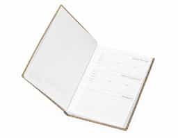 Agenda diária 2026 em couro sintético com detalhes texturizados e marca-páginas em fita de cetim. Contém páginas dedicadas a dados pessoais, agenda com miolo permanente.. 