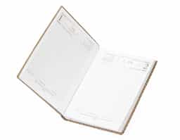 Agenda diária 2026 em couro sintético com detalhes texturizados e marca-páginas em fita de cetim. Contém páginas dedicadas a dados pessoais, agenda com miolo permanente.. 