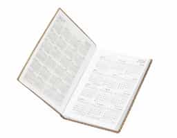 Agenda diária 2026 em couro sintético com detalhes texturizados e marca-páginas em fita de cetim. Contém páginas dedicadas a dados pessoais, agenda com miolo permanente.. 