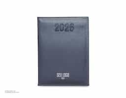 Agenda diária 2025 de couro sintético. Contém fita de cetim marca página, dados pessoais, calendário de 2024 à 2026, mapa do Brasil, mapa-múndi, índice telefônico e planejamento.
