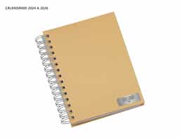 Agenda diária 2025 metalizada em Percalux com wire-o metálico. Possui "bolso" plástico atrás da capa, páginas de dados pessoais, calendário 2024 a 2026, mapa do Brasil, mapa-múndi, índice telefônico e planejamento.