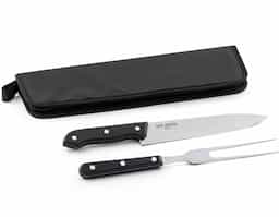 Kit churrasco em aço inox e PP. Possui 2 peças em estojo de Nylon 210D. 