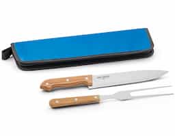 Kit churrasco em aço inox e madeira. Possui 2 peças em estojo de Nylon 210D. 
