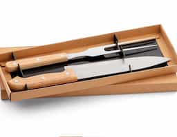 Kit churrasco em aço inox e bambu. Possui caixa kraft e 2 peças.