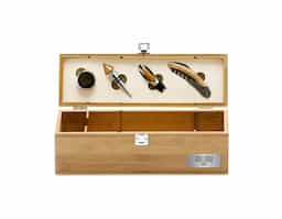 Kit vinho em bambu e zinco. Com Saca-rolhas com canivete de sommelier, gargantilha, salva-gotas com tampa e rolha.