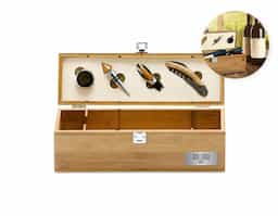 Kit vinho em bambu e zinco. Com Saca-rolhas com canivete de sommelier, gargantilha, salva-gotas com tampa e rolha.