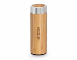 Garrafa térmica em bambu e aço inox. Com parede dupla e com proteção térmica. Possui infusor para chá.  