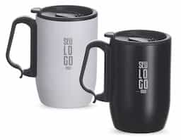 Caneca em aço inox parede dupla e   alça de mão plástica tipo mosquetão. Conserva temperatura por algumas horas. Possui tampa com vedação e base de apoio em EVA.