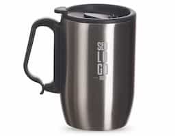 Caneca em aço inox parede dupla e   alça de mão plástica tipo mosquetão. Conserva temperatura por algumas horas. Possui tampa com vedação e base de apoio em EVA.