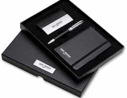 Kit executivo 3 peças. Acompanha: porta cartão de couro sintético texturizado com detalhes prata, caneta metal fosca com detalhe emborrachado preto, caderneta tipo moleskine em couro sintético com aproximadamente 80 folhas amarelas pautadas.