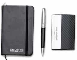 Kit executivo 3 peças. Acompanha: porta cartão de couro sintético texturizado com detalhes prata, caneta metal fosca com detalhe emborrachado preto, caderneta tipo moleskine em couro sintético com aproximadamente 80 folhas amarelas pautadas.