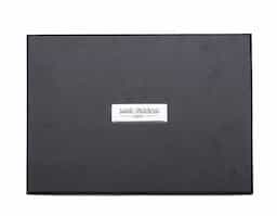 Kit executivo 3 peças. Acompanha: porta cartão de couro sintético texturizado com detalhes prata, caneta metal fosca com detalhe emborrachado preto, caderneta tipo moleskine em couro sintético com aproximadamente 80 folhas amarelas pautadas.