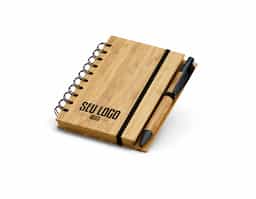 Bloco de anotações com capa dura de bambu. Com 70 folhas pautadas de papel reciclado. Incluso esferográfica de bambu