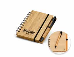 Bloco de anotações com capa dura de bambu. Com 70 folhas pautadas de papel reciclado. Incluso esferográfica de bambu