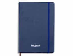 Caderneta tipo moleskine couro sintético, marcador de página em cetim e fita elástica para fechar. Contém aproximadamente 78 folhas amareladas sem pauta.