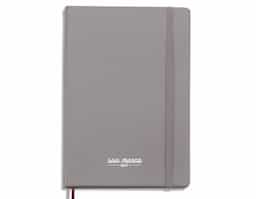 Caderneta tipo moleskine couro sintético, marcador de página em cetim e fita elástica para fechar. Contém aproximadamente 78 folhas amareladas sem pauta.
