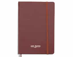 Caderneta tipo moleskine couro sintético, marcador de página em cetim e fita elástica para fechar. Contém aproximadamente 78 folhas amareladas sem pauta.