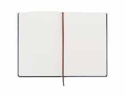 Caderneta tipo moleskine couro sintético, marcador de página em cetim e fita elástica para fechar. Contém aproximadamente 78 folhas amareladas sem pauta.