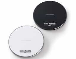 Carregador wireless por indução. Produzido em material plástico, o carregador possui antiderrapantes de silicone na parte inferior. Para desfrutar do carregamento por indução (sem fio) é fundamental que o celular possua a tecnologia QI – desta maneira é possível carregar o celular posicionando-o sob carregador, sendo necessário apenas necessário conectar o carregador à uma fonte de energia (USB ou diretamente na tomada). O carregador wireless possui a tecnologia de carga rápida, mas para a utilização deste modo é necessário que o celular também possua esta tecnologia, caso contrário será realizada a carga normal. O carregador possui luzes de funcionamento, quando ligado irá exibir a luz verde e ao entrar em modo de carga irá exibir uma luz azul. Acompanha cabo USB.