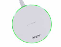 Carregador wireless por indução. Produzido em material plástico, o carregador possui antiderrapantes de silicone na parte inferior. Para desfrutar do carregamento por indução (sem fio) é fundamental que o celular possua a tecnologia QI – desta maneira é possível carregar o celular posicionando-o sob carregador, sendo necessário apenas necessário conectar o carregador à uma fonte de energia (USB ou diretamente na tomada). O carregador wireless possui a tecnologia de carga rápida, mas para a utilização deste modo é necessário que o celular também possua esta tecnologia, caso contrário será realizada a carga normal. O carregador possui luzes de funcionamento, quando ligado irá exibir a luz verde e ao entrar em modo de carga irá exibir uma luz azul. Acompanha cabo USB.