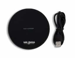 Carregador wireless por indução. Produzido em material plástico, o carregador possui antiderrapantes de silicone na parte inferior. Para desfrutar do carregamento por indução (sem fio) é fundamental que o celular possua a tecnologia QI – desta maneira é possível carregar o celular posicionando-o sob carregador, sendo necessário apenas necessário conectar o carregador à uma fonte de energia (USB ou diretamente na tomada). O carregador wireless possui a tecnologia de carga rápida, mas para a utilização deste modo é necessário que o celular também possua esta tecnologia, caso contrário será realizada a carga normal. O carregador possui luzes de funcionamento, quando ligado irá exibir a luz verde e ao entrar em modo de carga irá exibir uma luz azul. Acompanha cabo USB.