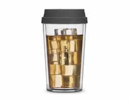 Copo plástico parede dupla com tampa. Capacidade 400ml.
