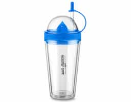 Copo plástico parede dupla com espremedor de frutas, com tampa e canudo em PS (poliestireno). Capacidade 500ml