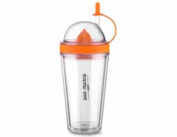 Copo plástico parede dupla com espremedor de frutas, com tampa e canudo em PS (poliestireno). Capacidade 500ml