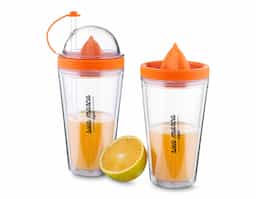 Copo plástico parede dupla com espremedor de frutas, com tampa e canudo em PS (poliestireno). Capacidade 500ml