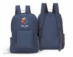 Mochila dobravel com alça de mão bolso frontal com ziper bolso lateral. Confeccionada em tecido polyester.