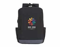 Mochila de nylon de 27 litros, com compartimento principal com bolso para notebook 15.6 polegadas, possui divisórias para documentos e caneta, compartimento frontal com abertura vertical, bolsos laterais com revestimento interno emborrachado e dispositivo com entrada USB na parte externa, seu cabo USB acoplado internamente permite a conexão de um carregador portátil na área interna e a conexão de um eletrônico na área externa, viabilizando a carga e utilização do eletrônico enquanto caminha. Contém zíperes preto, faixa emborracha na área inferior frontal, alça horizontal para encaixe em malas de viagem, alças para costas ajustáveis com revestimento anti-transpirante e duas alças de mãos em nylon, sendo uma delas com revestimento interno.