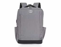 Mochila de nylon de 27 litros, com compartimento principal com bolso para notebook 15.6 polegadas, possui divisórias para documentos e caneta, compartimento frontal com abertura vertical, bolsos laterais com revestimento interno emborrachado e dispositivo com entrada USB na parte externa, seu cabo USB acoplado internamente permite a conexão de um carregador portátil na área interna e a conexão de um eletrônico na área externa, viabilizando a carga e utilização do eletrônico enquanto caminha. Contém zíperes preto, faixa emborracha na área inferior frontal, alça horizontal para encaixe em malas de viagem, alças para costas ajustáveis com revestimento anti-transpirante e duas alças de mãos em nylon, sendo uma delas com revestimento interno.