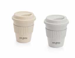 Copo de viagem em fibra de bambu (60%) e PP (40%), com tampa. Tira em silicone para facilitar o transporte de bebidas quentes. Capacidade até 380 mL.