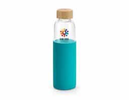 Squeeze em vidro borossilicato e com tampa em bambu. Revestido com luva em silicone que oferece uma proteção extra à sua squeeze. Capacidade até 600 mL. Fornecido em caixa presente. Certificação EU Food Grade
