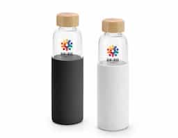 Squeeze em vidro borossilicato e com tampa em bambu. Revestido com luva em silicone que oferece uma proteção extra à sua squeeze. Capacidade até 600 mL. Fornecido em caixa presente. Certificação EU Food Grade